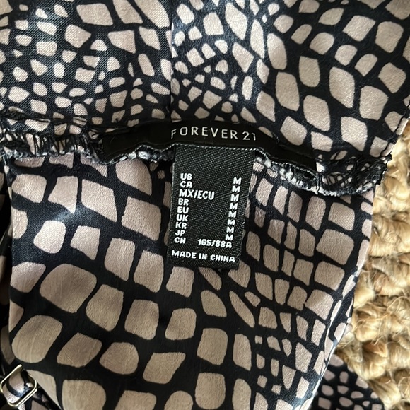 Printed V tie back top, forever 21 - Picture 3 of 3